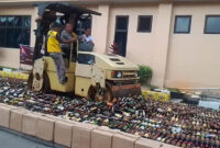 Polda Banten Musnahkan Ribuan Botol Miras. (Foto: Royadi)