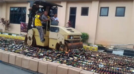 Polda Banten Musnahkan Ribuan Botol Miras. (Foto: Royadi)