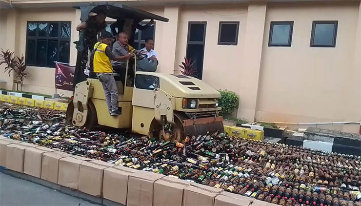 Polda Banten Musnahkan Ribuan Botol Miras. (Foto: Royadi)