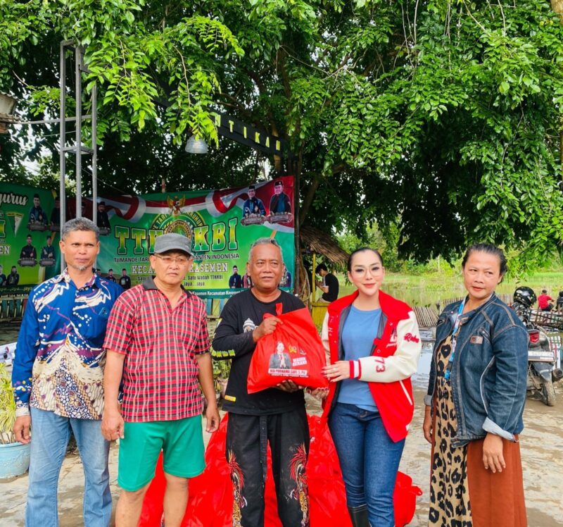 Nia Purnama Sari, S.Pd (Red: Jaket Merah), juga dikenal sebagai Anggota Komisi 1 DPRD Provinsi Banten. (Foto: ***)