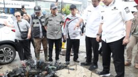 Wali Kota Serang, Budi Rustandi, didampingi Kepala Dinas PUPR Provinsi Banten, Arlan Marzan, saat Menyoroti Persoalan Banjir di Wilayah Bumi Agung Permai (BAP), Kota Serang. (Foto: Istimewa)