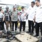 Wali Kota Serang, Budi Rustandi, didampingi Kepala Dinas PUPR Provinsi Banten, Arlan Marzan, saat Menyoroti Persoalan Banjir di Wilayah Bumi Agung Permai (BAP), Kota Serang. (Foto: Istimewa)
