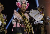 Chika Nur Apriliani saat meraih Juara Umum di Ajang Festival Etnik Mode Indonesia 2026 Tingkat Nasional. (Foto: Istimewa)