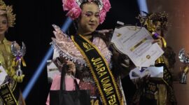 Chika Nur Apriliani saat meraih Juara Umum di Ajang Festival Etnik Mode Indonesia 2026 Tingkat Nasional. (Foto: Istimewa)