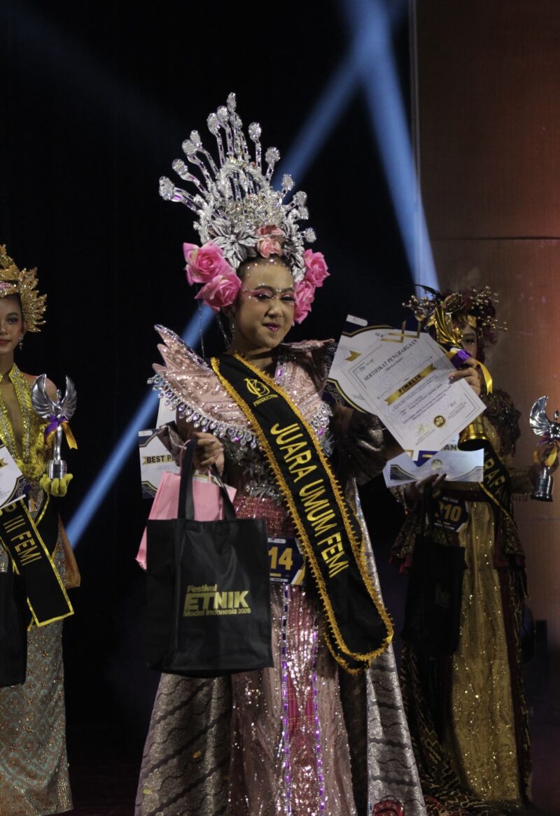 Chika Nur Apriliani saat meraih Juara Umum di Ajang Festival Etnik Mode Indonesia 2026 Tingkat Nasional. (Foto: Istimewa)