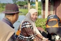 Anggota DPRD Kabupaten Serang, Desi Ferawati, Fraksi Partai PAN, saat Terjang Banjir untuk Tinjau Lokasi Banjir dan Memberikan Bantuan di Desa Renged, Kecamatan Binuang, Kabupaten Serang. (Foto: Istimewa)