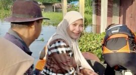 Anggota DPRD Kabupaten Serang, Desi Ferawati, Fraksi Partai PAN, saat Terjang Banjir untuk Tinjau Lokasi Banjir dan Memberikan Bantuan di Desa Renged, Kecamatan Binuang, Kabupaten Serang. (Foto: Istimewa)