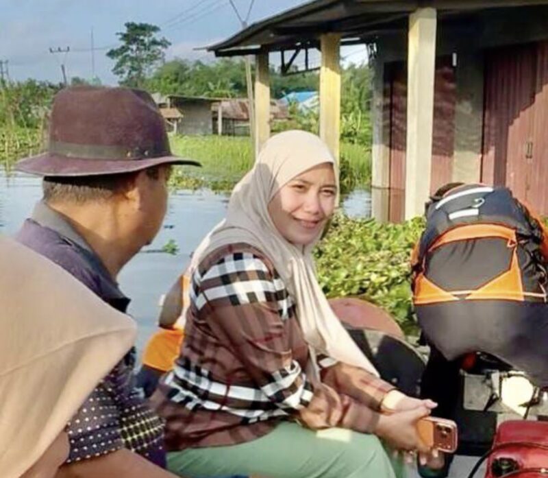 Anggota DPRD Kabupaten Serang, Desi Ferawati, Fraksi Partai PAN, saat Terjang Banjir untuk Tinjau Lokasi Banjir dan Memberikan Bantuan di Desa Renged, Kecamatan Binuang, Kabupaten Serang. (Foto: Istimewa)