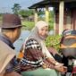 Anggota DPRD Kabupaten Serang, Desi Ferawati, Fraksi Partai PAN, saat Terjang Banjir untuk Tinjau Lokasi Banjir dan Memberikan Bantuan di Desa Renged, Kecamatan Binuang, Kabupaten Serang. (Foto: Istimewa)