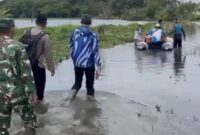 Anggota DPRD Kabupaten Serang, Eki Baihaki, Fraksi Partai Demokrat, saat Tinjau Lokasi Banjir dan Memberikan Bantuan di Desa Gembor, Kecamatan Binuang, Kabupaten Serang. (Foto: Instagram Official Eki Baihaki)