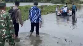 Anggota DPRD Kabupaten Serang, Eki Baihaki, Fraksi Partai Demokrat, saat Tinjau Lokasi Banjir dan Memberikan Bantuan di Desa Gembor, Kecamatan Binuang, Kabupaten Serang. (Foto: Instagram Official Eki Baihaki)