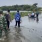 Anggota DPRD Kabupaten Serang, Eki Baihaki, Fraksi Partai Demokrat, saat Tinjau Lokasi Banjir dan Memberikan Bantuan di Desa Gembor, Kecamatan Binuang, Kabupaten Serang. (Foto: Instagram Official Eki Baihaki)