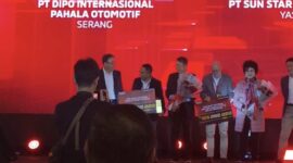 Pemberian Penghargaan WINNER “The Best National Body & Paint Dealer” kepada PT Dipo Internasional Pahala Otomotif Serang. (Foto: Istimewa)