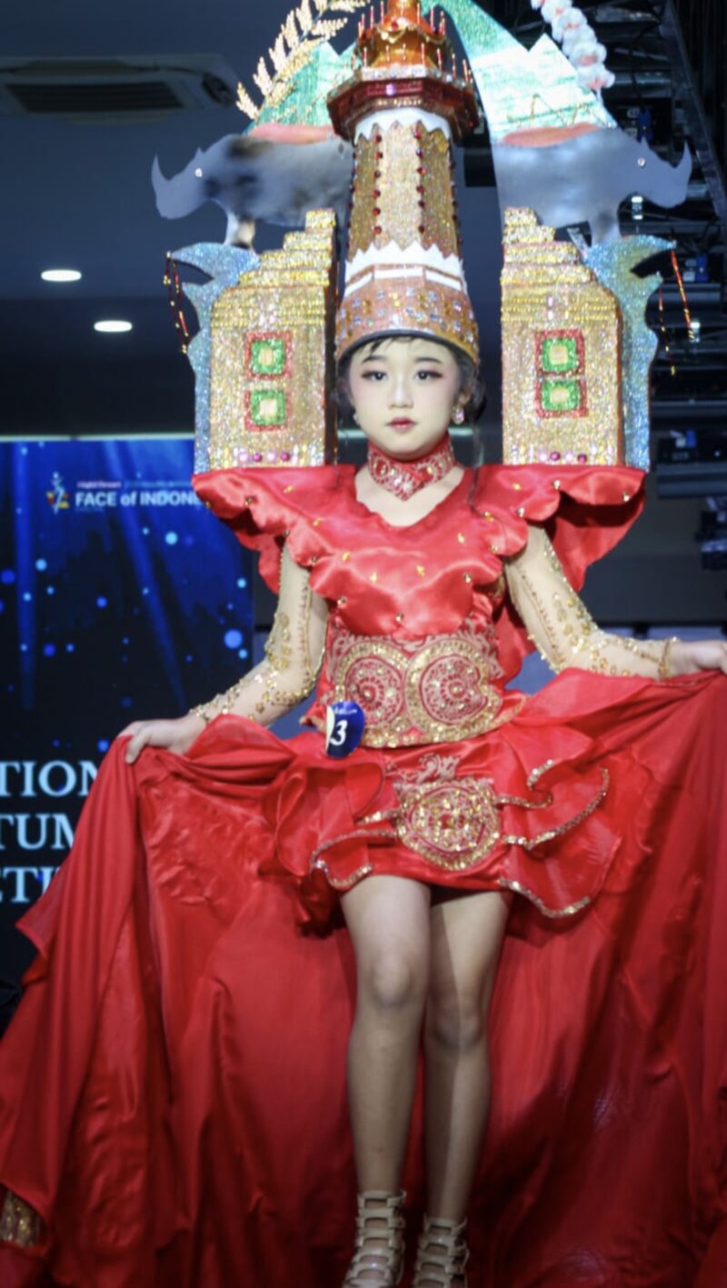Atika Fairuz Khalisa Widianti saat menggunakan busana bertema Gapura Banten dan Menara Banten yang sarat makna budaya, serta balutan batik khas Kota Serang yang semakin menegaskan identitas daerahnya. (Foto: Istimewa)