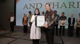 Wali Kota Serang, Budi Rustandi saat menerima Penghargaan yang diberikan oleh Perwakilan Pokja Ekbispar Banten, Ina, dengan Program “ Inovativ, Tata Kota Modern, dan Humanis” nya, dalam Acara Ekbispar Awards 2026 “Awarding And Charity”. (Foto: Istimewa)