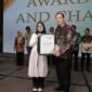 Wali Kota Serang, Budi Rustandi saat menerima Penghargaan yang diberikan oleh Perwakilan Pokja Ekbispar Banten, Ina, dengan Program “ Inovativ, Tata Kota Modern, dan Humanis” nya, dalam Acara Ekbispar Awards 2026 “Awarding And Charity”. (Foto: Istimewa)