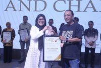 Direktur FBn Lulu Jamaludin saat menerima Penghargaan yang diberikan oleh Perwakilan Pokja Ekbispar Banten, Ina, dengan Penganugerahan “ Jurnalis Peduli Sosial Kemasyarakatan” nya, dalam Acara Ekbispar Awards 2026 “Awarding And Charity”. (Foto: Istimewa)