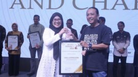 Direktur FBn Lulu Jamaludin saat menerima Penghargaan yang diberikan oleh Perwakilan Pokja Ekbispar Banten, Ina, dengan Penganugerahan “ Jurnalis Peduli Sosial Kemasyarakatan” nya, dalam Acara Ekbispar Awards 2026 “Awarding And Charity”. (Foto: Istimewa)