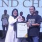 Direktur FBn Lulu Jamaludin saat menerima Penghargaan yang diberikan oleh Perwakilan Pokja Ekbispar Banten, Ina, dengan Penganugerahan “ Jurnalis Peduli Sosial Kemasyarakatan” nya, dalam Acara Ekbispar Awards 2026 “Awarding And Charity”. (Foto: Istimewa)
