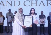 Anggota DPRD Kota Tangerang Selatan dari Fraksi Gerindra, yang juga sebagai Wakil Ketua DPRD Kota Tangsel, Maria Teresa Suhardja saat menerima Penghargaan yang diberikan oleh Ketua Pokja Ekbispar Banten, Susi Kurniawati, dengan Penganugerahan “Wakil Rakyat Mudan dan Responsif” nya, dalam Acara Ekbispar Awards 2026 “Awarding And Charity”. (Foto: Istimewa)