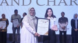Anggota DPRD Kota Tangerang Selatan dari Fraksi Gerindra, yang juga sebagai Wakil Ketua DPRD Kota Tangsel, Maria Teresa Suhardja saat menerima Penghargaan yang diberikan oleh Ketua Pokja Ekbispar Banten, Susi Kurniawati, dengan Penganugerahan “Wakil Rakyat Mudan dan Responsif” nya, dalam Acara Ekbispar Awards 2026 “Awarding And Charity”. (Foto: Istimewa)