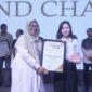 Anggota DPRD Kota Tangerang Selatan dari Fraksi Gerindra, yang juga sebagai Wakil Ketua DPRD Kota Tangsel, Maria Teresa Suhardja saat menerima Penghargaan yang diberikan oleh Ketua Pokja Ekbispar Banten, Susi Kurniawati, dengan Penganugerahan “Wakil Rakyat Mudan dan Responsif” nya, dalam Acara Ekbispar Awards 2026 “Awarding And Charity”. (Foto: Istimewa)