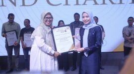 Bupati Serang, Hj. Ratu Rachmatuzakiyah saat menerima Penghargaan yang diberikan oleh Ketua Pokja Ekbispar Banten, Susi Kurniawati, dengan Program “Kemudahan Perizinan Berusaha bagi Investor di Kabupaten Serang” nya, dalam Acara Ekbispar Awards 2026 “Awarding And Charity”. (Foto: Istimewa)