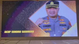 Kabagbinkar Biro SDM Polda Jawa Barat, Condro Sasongko, menerima Penghargaan yang diberikan oleh Pokja Ekbispar Banten, dengan Program “Ngariung Iman Ngariung Aman” nya, dalam Acara Ekbispar Awards 2026 “Awarding And Charity”. (Foto: Istimewa)