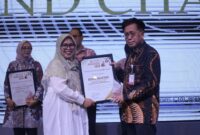 Bank Banten saat menerima Penghargaan yang diberikan oleh Ketua Pokja Ekbispar Banten, Susi Kurniawati, dalam Acara Ekbispar Awards 2026 “Awarding And Charity”. (Foto: Istimewa)