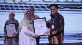 Bank Banten saat menerima Penghargaan yang diberikan oleh Ketua Pokja Ekbispar Banten, Susi Kurniawati, dalam Acara Ekbispar Awards 2026 “Awarding And Charity”. (Foto: Istimewa)