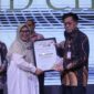 Bank Banten saat menerima Penghargaan yang diberikan oleh Ketua Pokja Ekbispar Banten, Susi Kurniawati, dalam Acara Ekbispar Awards 2026 “Awarding And Charity”. (Foto: Istimewa)