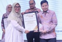 PT Mitra Sendang Kemakmuran (Honda Banten) saat menerima Penghargaan yang diberikan oleh Ketua Pokja Ekbispar Banten, Susi Kurniawati, dalam Acara Ekbispar Awards 2026 “Awarding And Charity”. (Foto: Istimewa)
