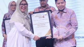 PT Mitra Sendang Kemakmuran (Honda Banten) saat menerima Penghargaan yang diberikan oleh Ketua Pokja Ekbispar Banten, Susi Kurniawati, dalam Acara Ekbispar Awards 2026 “Awarding And Charity”. (Foto: Istimewa)