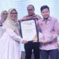 PT Mitra Sendang Kemakmuran (Honda Banten) saat menerima Penghargaan yang diberikan oleh Ketua Pokja Ekbispar Banten, Susi Kurniawati, dalam Acara Ekbispar Awards 2026 “Awarding And Charity”. (Foto: Istimewa)