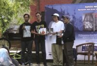 Heru Anwari Launching Buku “Suara dari Alaska”, di Teater Terbuka Rumah Dunia, Kota Serang. (Foto: Bantenesia)