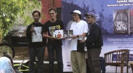 Heru Anwari Launching Buku “Suara dari Alaska”, di Teater Terbuka Rumah Dunia, Kota Serang. (Foto: Bantenesia)