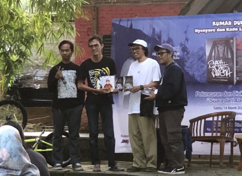Heru Anwari Launching Buku “Suara dari Alaska”, di Teater Terbuka Rumah Dunia, Kota Serang. (Foto: Bantenesia)