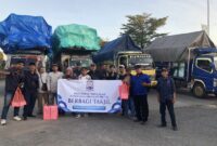 Aksi Nyata PETRUCK Merak, Bagikan Takjil & Dukung Kelancaran Mudik. (Foto: Bantenesia)