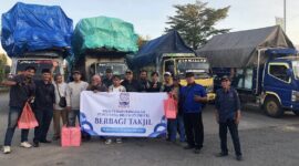 Aksi Nyata PETRUCK Merak, Bagikan Takjil & Dukung Kelancaran Mudik. (Foto: Bantenesia)