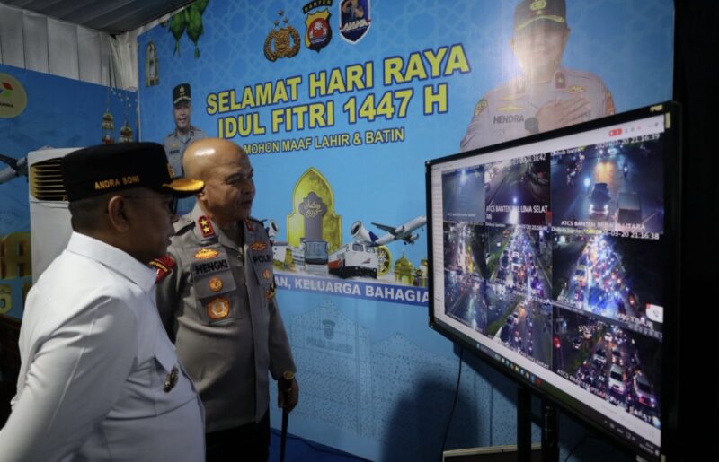 Kapolda Banten, Kapolda Banten Irjen Pol Hengki, bersama Gubernur Banten 
, Andra Soni saat peninjauan ke Pos Pemantauan Arus Mudik Lebaran 2026. (Foto: Istimewa)