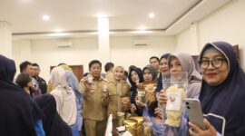 Bupati Serang, Ratu Rachmatuzakiyah, saat Hadir dan Memberikan Pelatihan pengolahan hasil perikanan dan Sosialisasi Kurasi Produk UMKM bagi penyandang disabilitas Kabupaten Serang, Tahun 2026. (Foto: Istimewa)