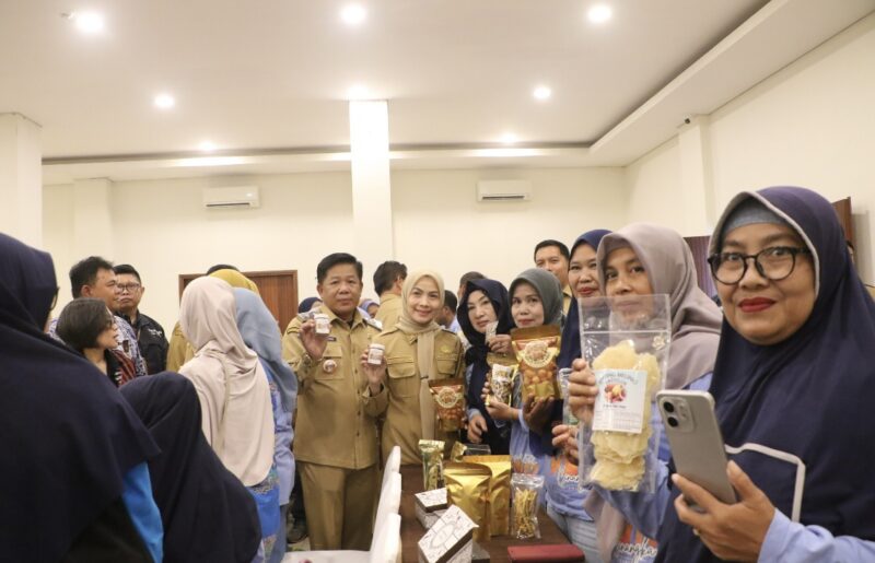 Bupati Serang, Ratu Rachmatuzakiyah, saat Hadir dan Memberikan Pelatihan pengolahan hasil perikanan dan Sosialisasi Kurasi Produk UMKM bagi penyandang disabilitas Kabupaten Serang, Tahun 2026. (Foto: Istimewa)