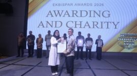 Pemerintah Kabupaten (Pemkab) Pandeglang, menerima Penghargaan Ekbispar Awards 2026, sebagai Kepala Daerah Inovatif terkait Program Platform Digital Intergasi Layanan Publik (Didingklik) di Kabupaten Pandeglang. (Foto: Istimewa)