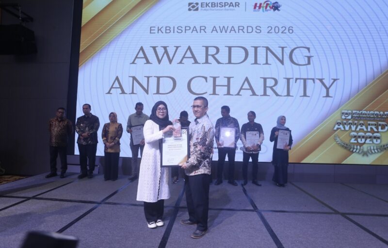 Pemerintah Kabupaten (Pemkab) Pandeglang, menerima Penghargaan Ekbispar Awards 2026, sebagai Kepala Daerah Inovatif terkait Program Platform Digital Intergasi Layanan Publik (Didingklik) di Kabupaten Pandeglang. (Foto: Istimewa)