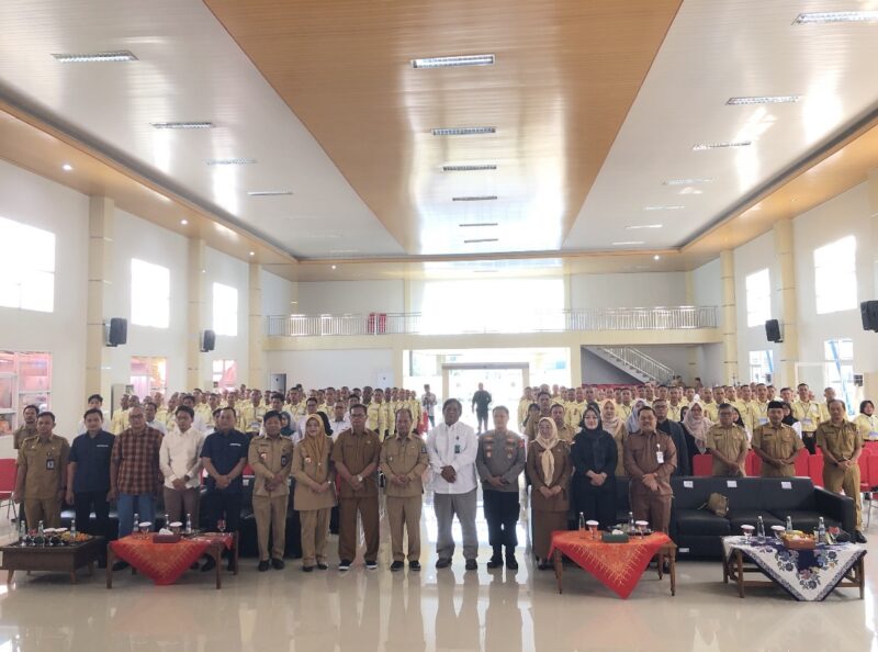 Foto Bersama seusai Upacara Pembukaan Diklat SATPAM Gada Pratama, para Peserta Diklat SATPAM Gada Pratama dengan Direksi PT TEGAS dan Wakil Bupati Serang, Muhammad Najib Hamas, Disnakertrans Kabupaten Serang. (Foto: Bantenesia)