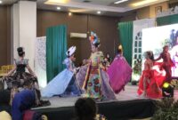 Parade Fashion Show Duta Batik dari Designer Rossys Entertainment, Wanita yang akrab disapa Aunty Rossy. (Foto: Bantenesia)