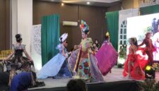 Parade Fashion Show Duta Batik dari Designer Rossys Entertainment, Wanita yang akrab disapa Aunty Rossy. (Foto: Bantenesia)