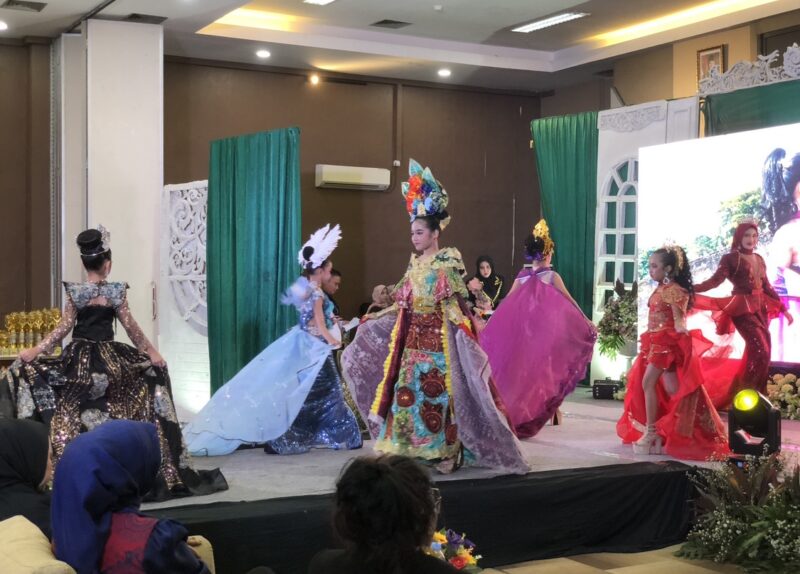 Parade Fashion Show Duta Batik dari Designer Rossys Entertainment, Wanita yang akrab disapa Aunty Rossy. (Foto: Bantenesia)