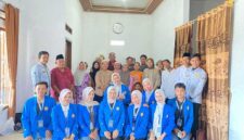 Mahasiswa Universitas Pamulang (UNPAM) Kampus Serang, melaksanakan Pengabdian Kepada Masyarakat (PKM) di Home Industri Yuli Jaya, Kue Satu dan Gipang. (Foto: Istimewa)