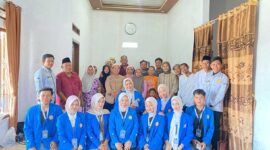 Mahasiswa Universitas Pamulang (UNPAM) Kampus Serang, melaksanakan Pengabdian Kepada Masyarakat (PKM) di Home Industri Yuli Jaya, Kue Satu dan Gipang. (Foto: Istimewa)